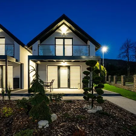 Urocze Ubocze Luksusowe ウストロン