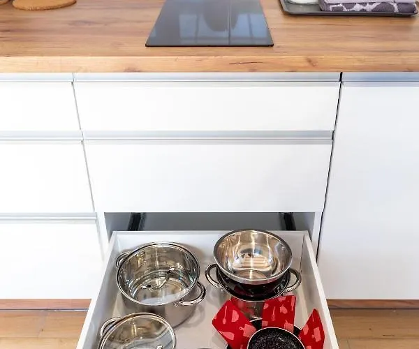 Urocze Ubocze Luksusowe * אוסטראון