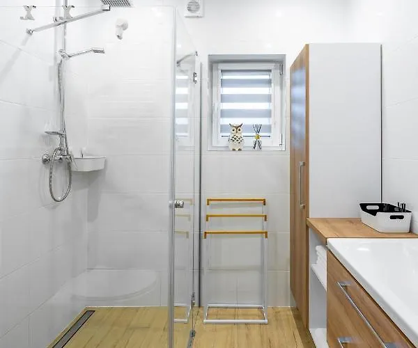 Urocze Ubocze Luksusowe אוסטראון